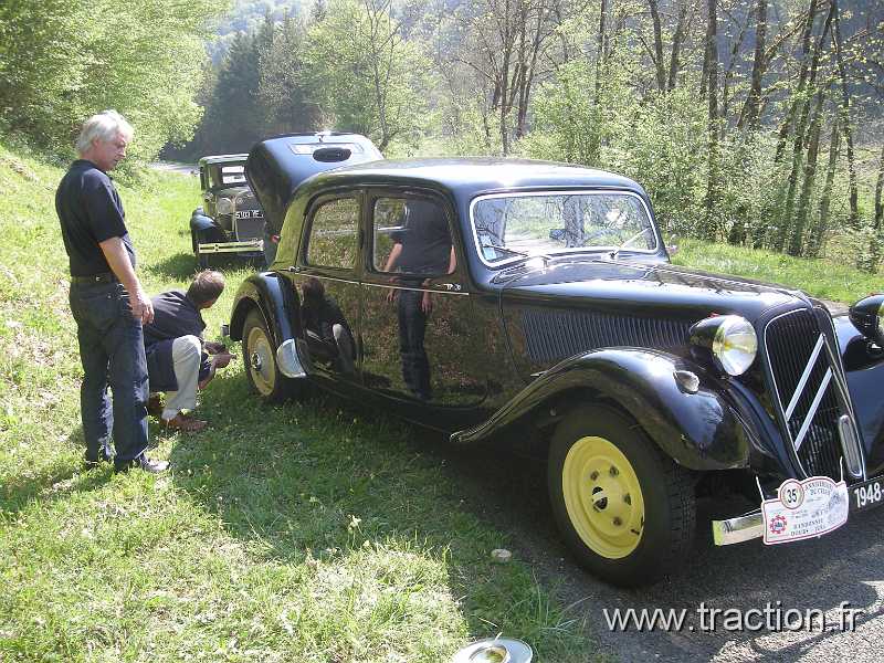 2011_CVAAM_35ans_1_Depart (21).JPG - 35 Ans du CVAAM, sortie dans le Doubs et le Jura, du 26 Avril au 1er Mai 2011, en route vers le Monastère du Val de la Consolation, crevaison